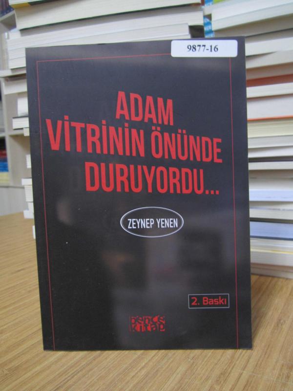 Adam Vitrinin Önünde Duruyordu