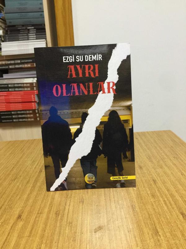 Ayrı Olanlar - Ezgi Su Demir
