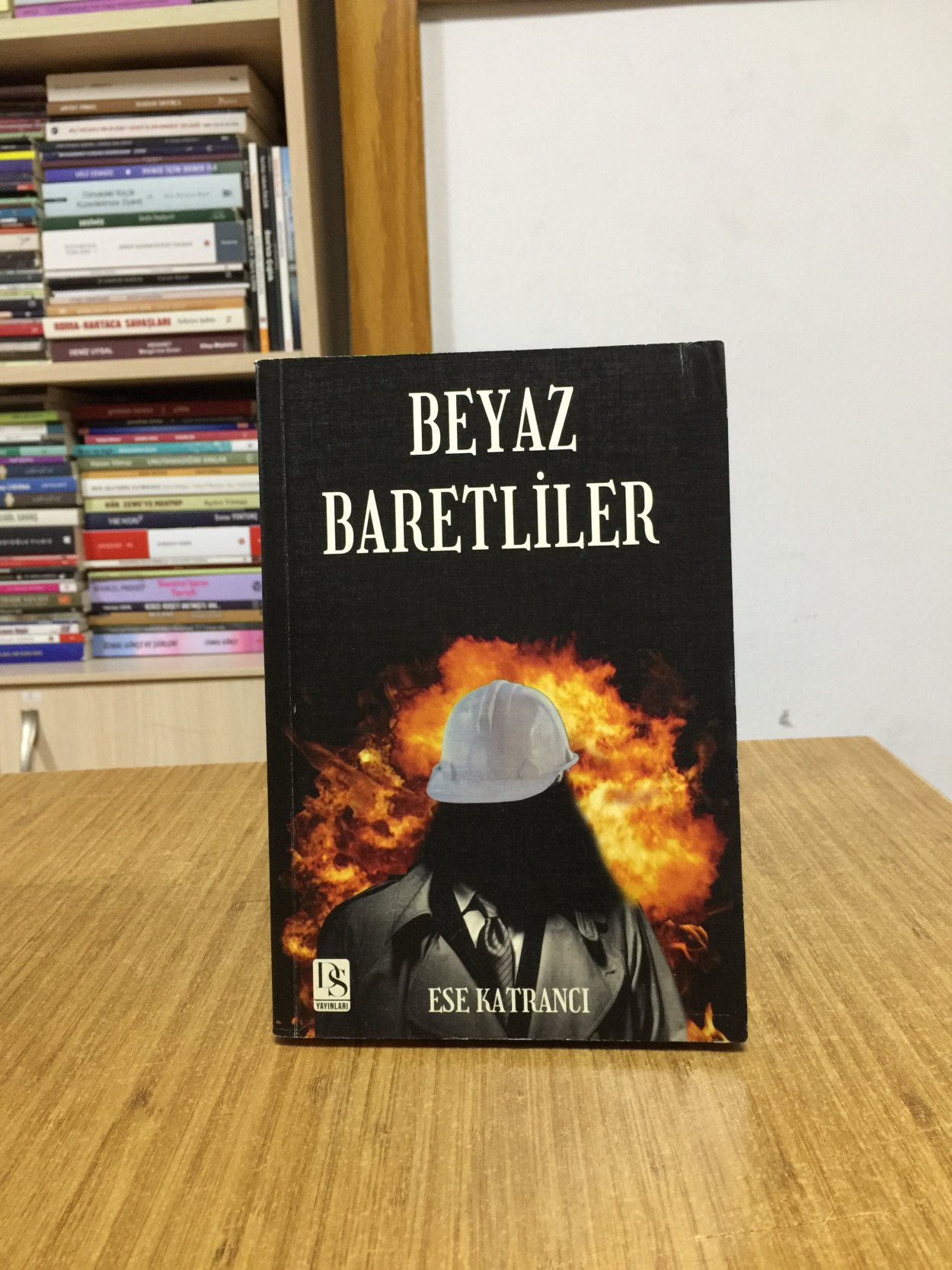 Beyaz Baretliler - Ese Katrancı