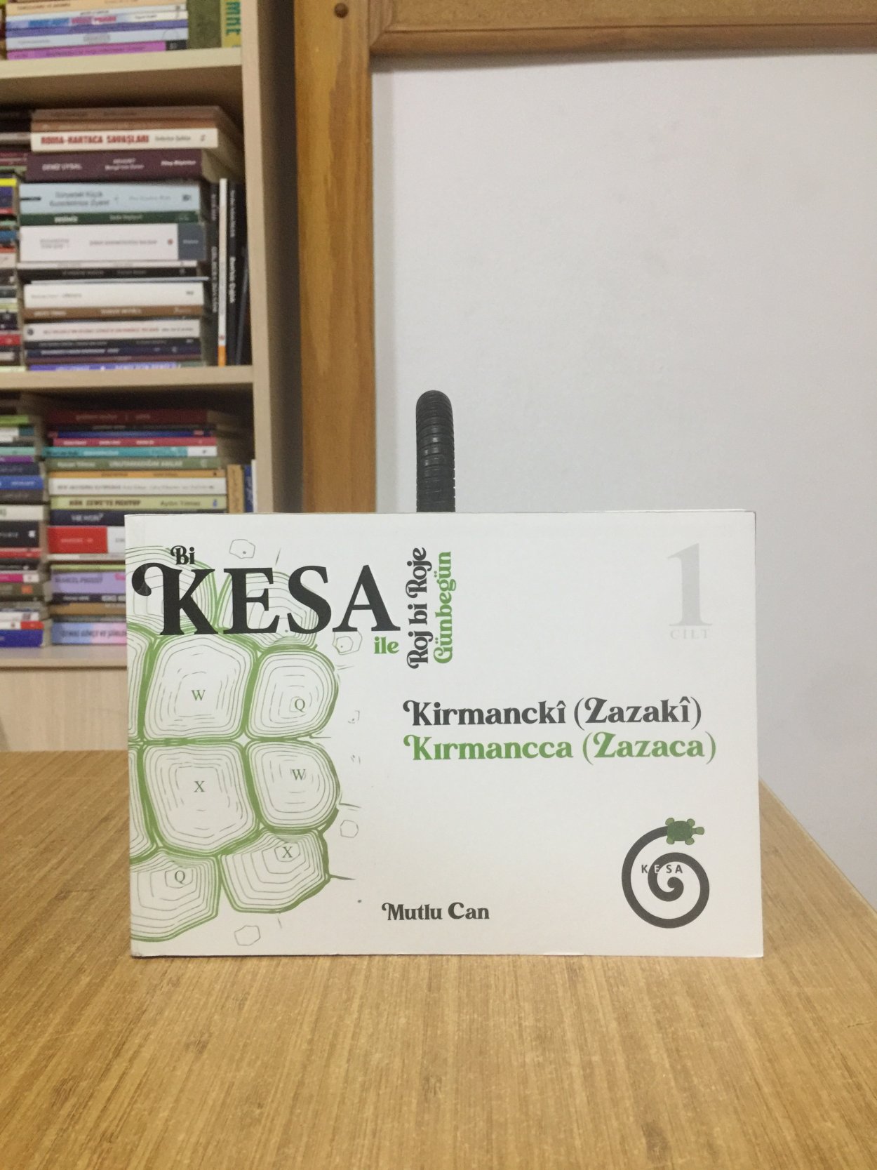 Bi KESA Roj bi Roje Kirmanckî (Zazakî) / KESA ile Günbegün Kırmanca (Zazaca) 1. CİLT