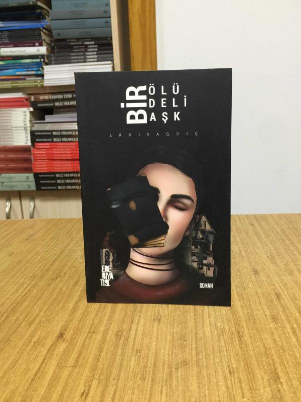 Bir Ölü Bir Deli Bir Aşk - Erdi Sağdıç
