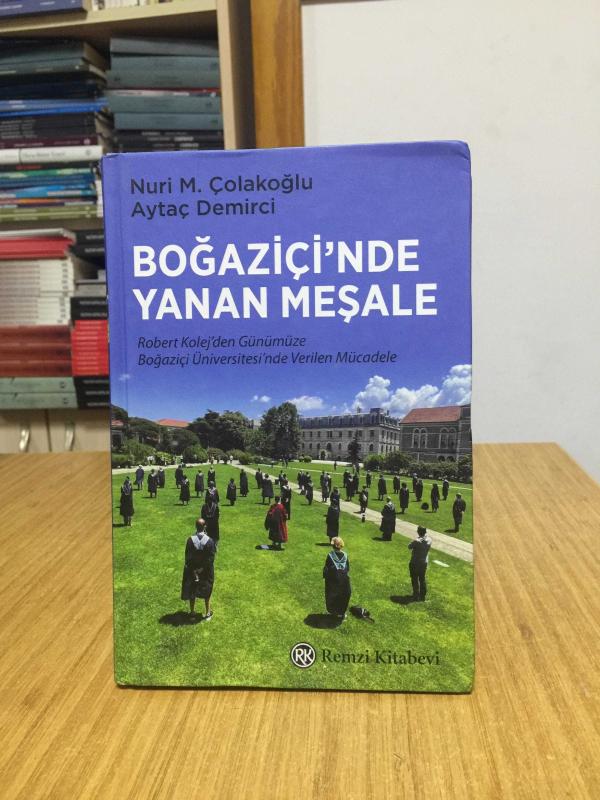 Boğaziçi'nde Yanan Meşale - Robert Kolej'den Günümüze Boğaziçi Üniversitesi'nde Verilen Mücadele [Ciltli]