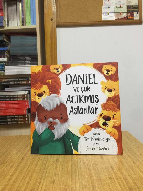 Daniel ve Çok Acıkmış Aslanlar - Tim Thornborough [Ciltli-Şömizli]