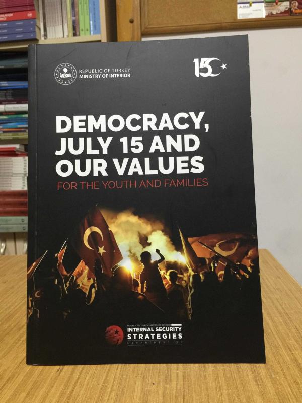 Demokrasi 15 Temmuz ve Değerlerimiz Gençler ve Aileler için (İngilizce)