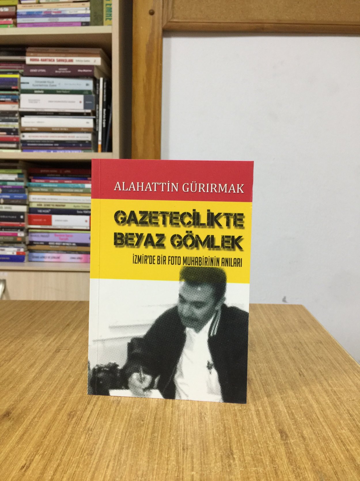 Gazetecilikte Beyaz Gömlek - İzmir'de Bir Foto Muhabirinin Anıları