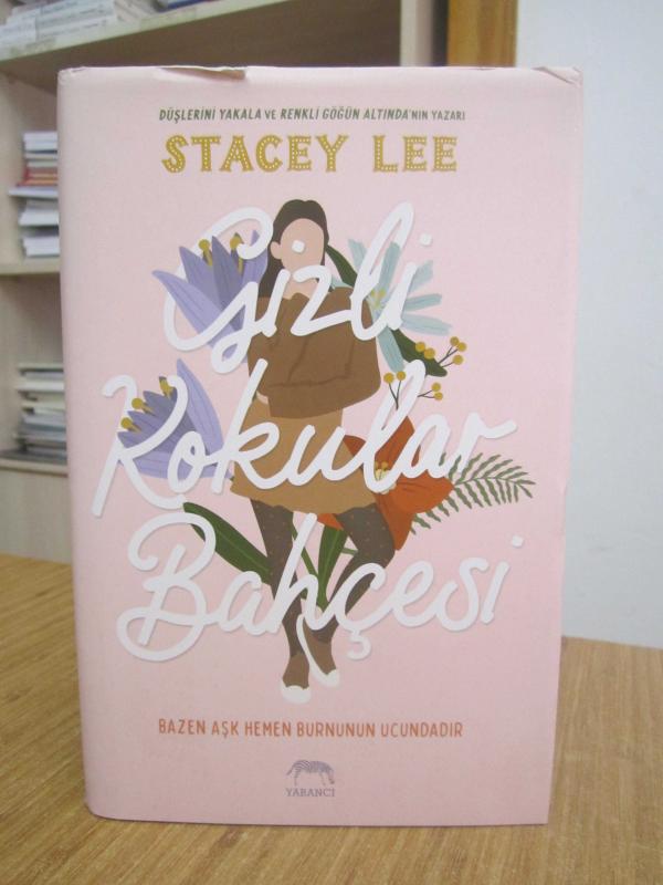 Gizli Kokular Bahçesi - Stacey Lee ( Özgün Adı: The Secret of a Heart Note ) [Ciltli - Şömizli]