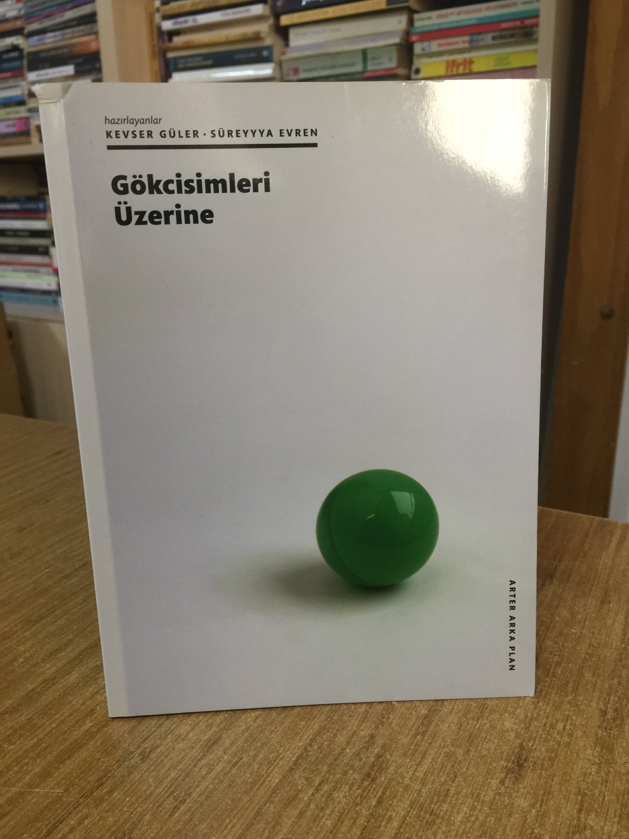 Gökcisimleri Üzerine - Arter Arka Plan