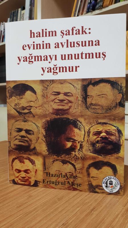 Halim Şafak Evinin Avlusuna Yağmayı Unutmuş Yağmur