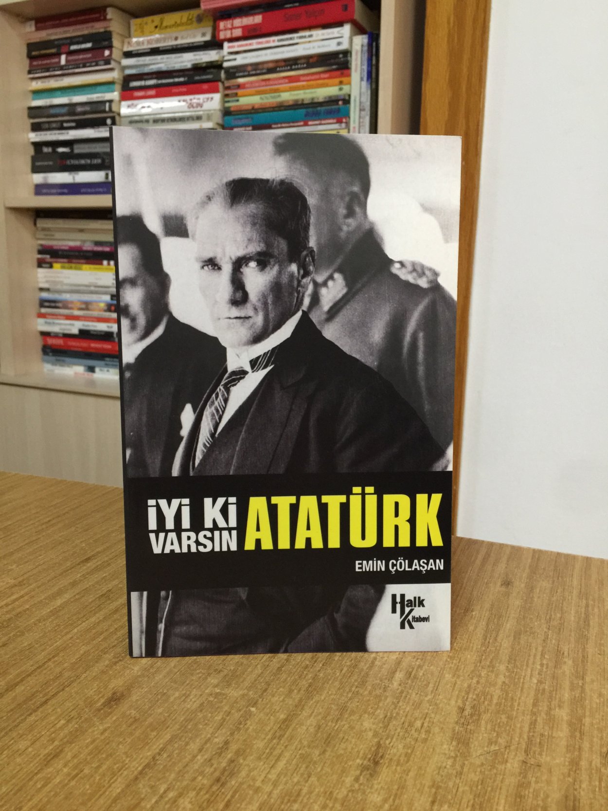 İyi Ki Varsın Atatürk - Emin Çölaşan