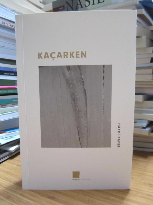Kaçarken - Hayri Zafer
