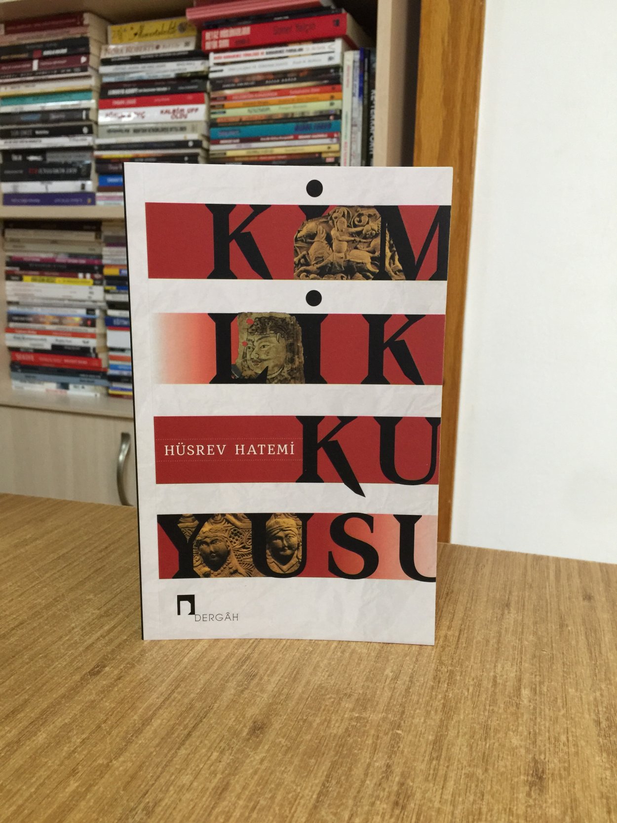 Kimlik Kuyusu - Hüsrev Hatemi 