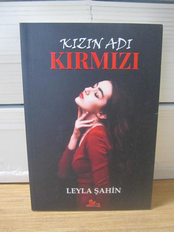 Kızın Adı Kırmızı - Leyla Şahin