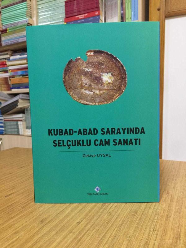 Kubad-Abad Sarayında Selçuklu Cam Sanatı - Zekiye Uysal [Ciltli - Şömizli]
