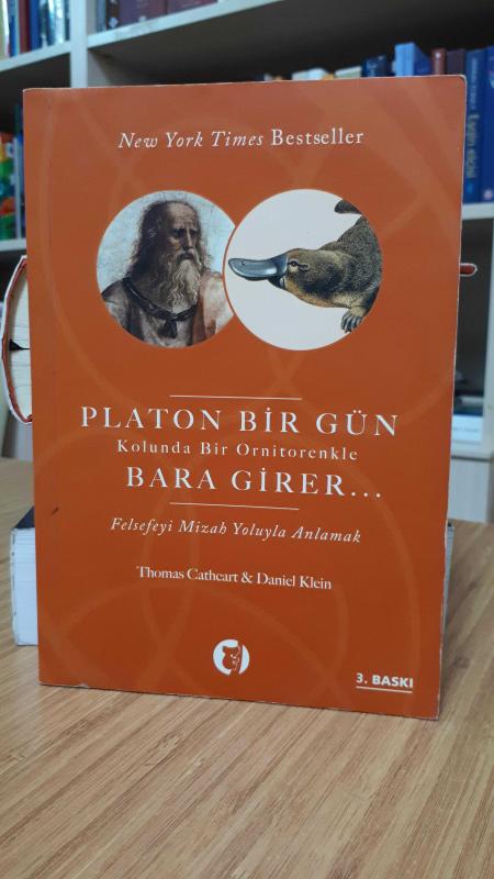 Platon Bir Gün Kolunda Bir Ornitorenkle Bara Girer…