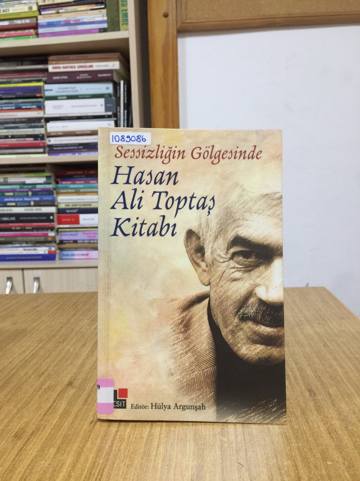 Sessizliğin Gölgesinde Hasan Ali Toptaş Kitabı