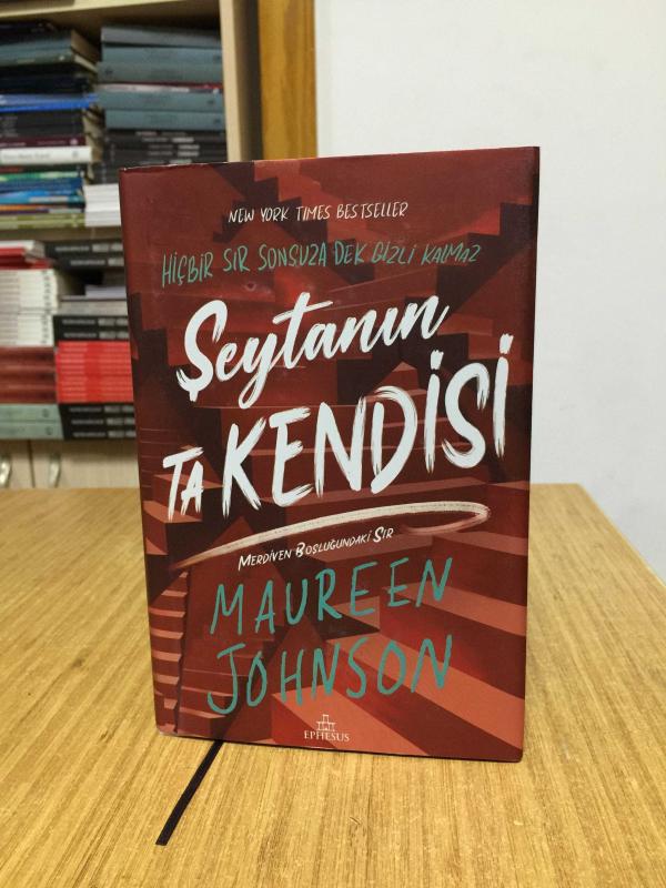 Şeytanın Ta Kendisi 2 Merdiven Boşluğundaki Sır - Maureen Johnson (Ciltli - Şömizli)