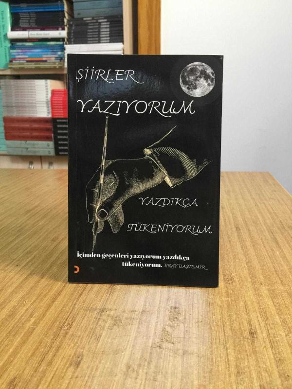 Şiirler Yazıyorum Yazdıkça Tükeniyorum - Eray Daştemir
