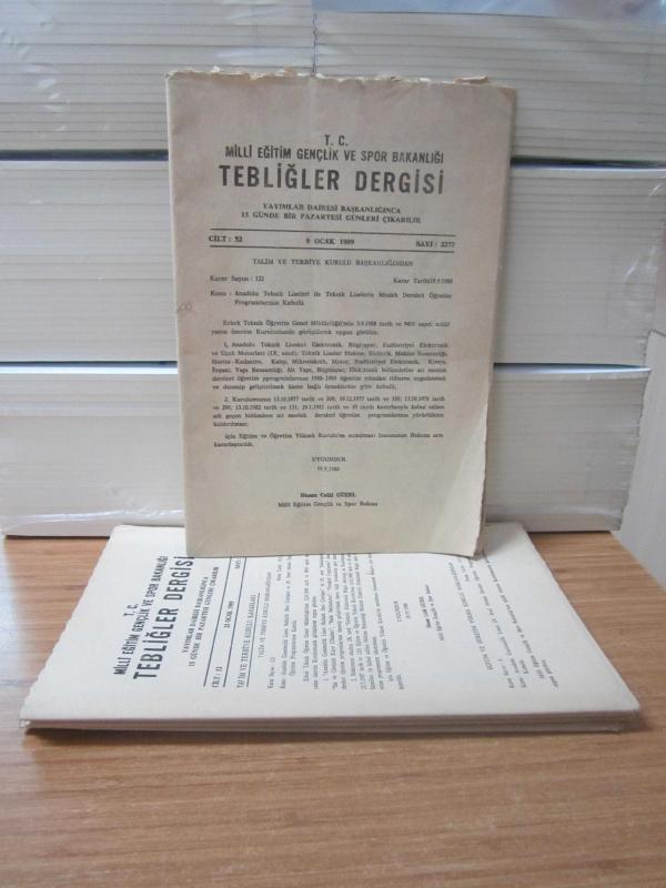 T.C. MİLLİ EĞİTİM GENÇLİK VE SPOR BAKANLIĞI TEBLİĞLER DERGİSİ - 1989 YILI 52.CİLT OCAK-EYLÜL ARASI 5 SAYI TAKIM (Sayılar Açıklamada)