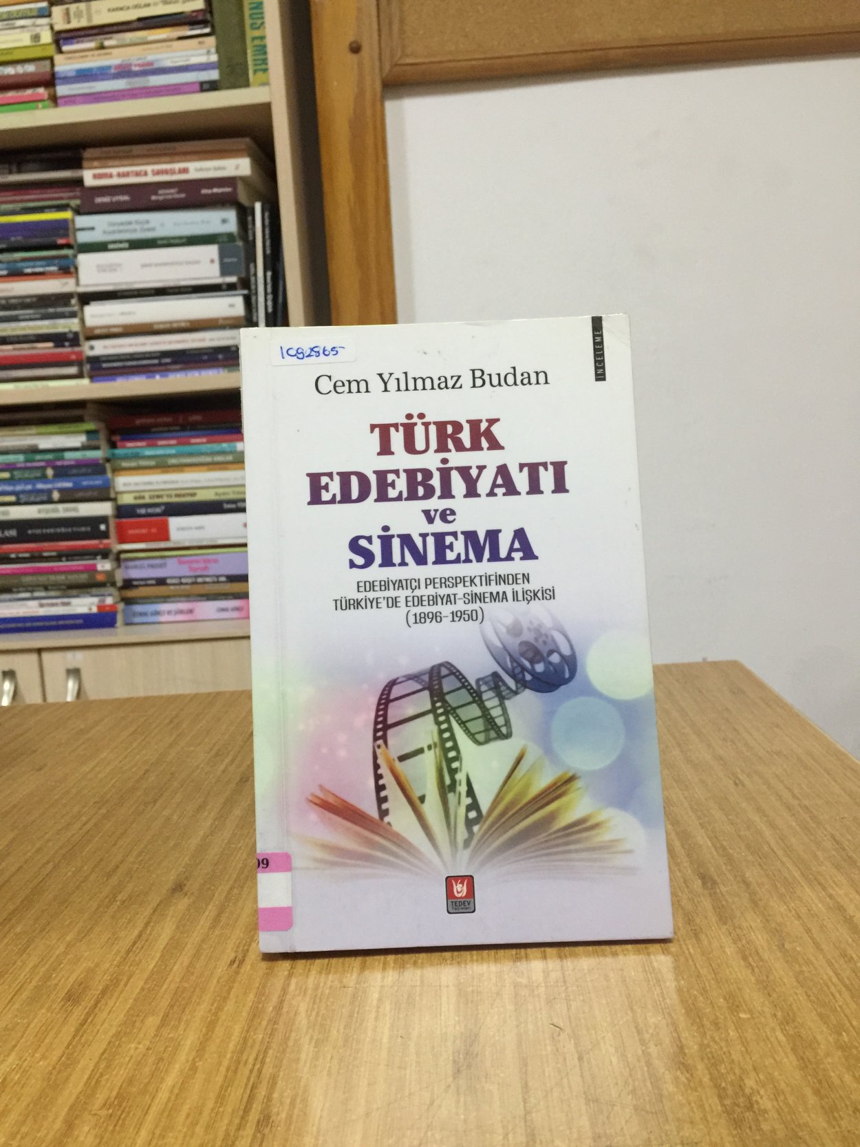 Türk Edebiyatı ve Sinema Edebiyatçı Perspektifinden Türkiye'de Edebiyat-Sinema İlişkisi (1896-1950) //