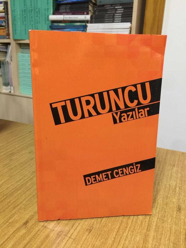 Turuncu Yazılar - Demet Cengiz